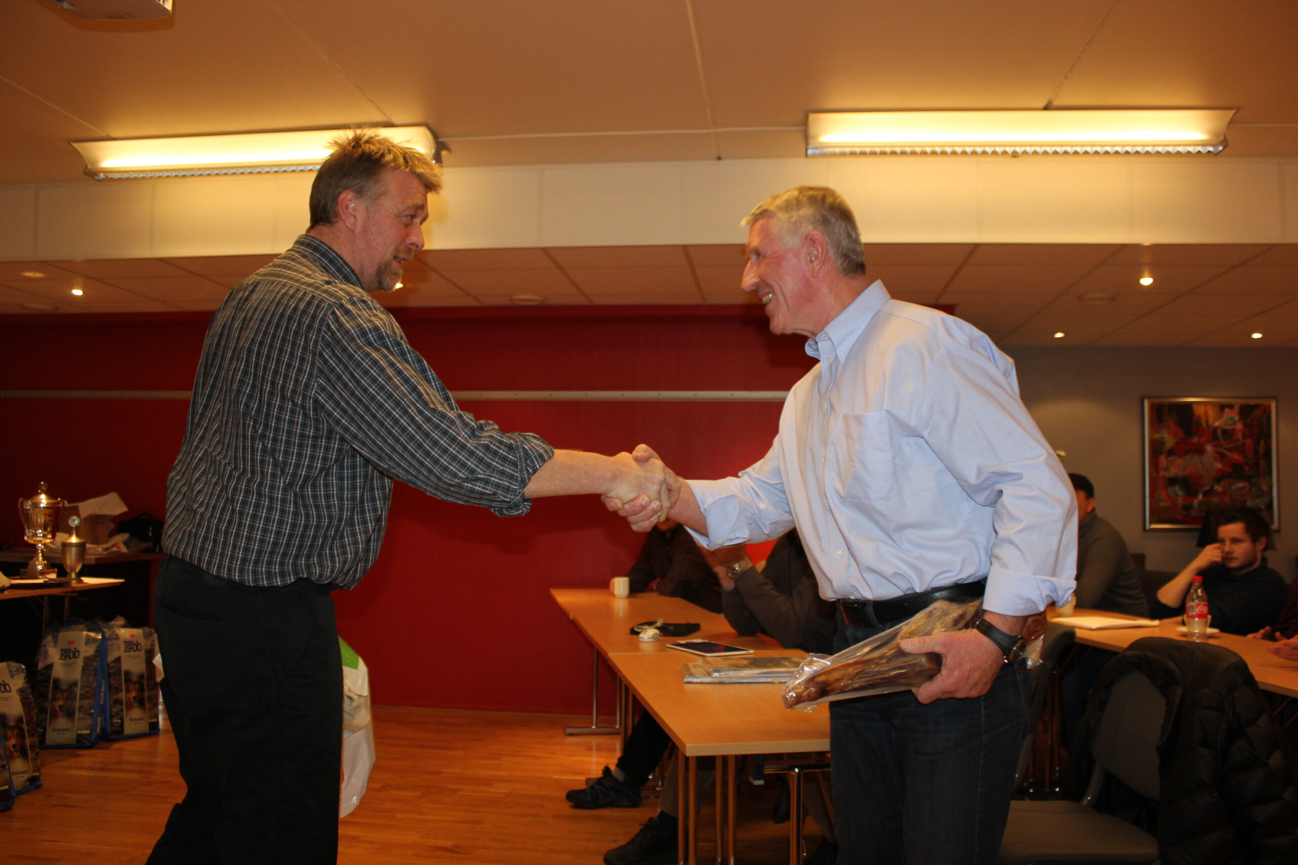 Nestleder Per Green takker Øystein Lindteigen for mange års innsats i jaktprøveutvalget.